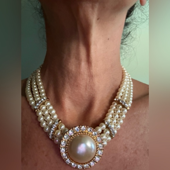 Vintage women’s faux pearls and rhinestones with easy on/off clasp. - Picture 5 of 5